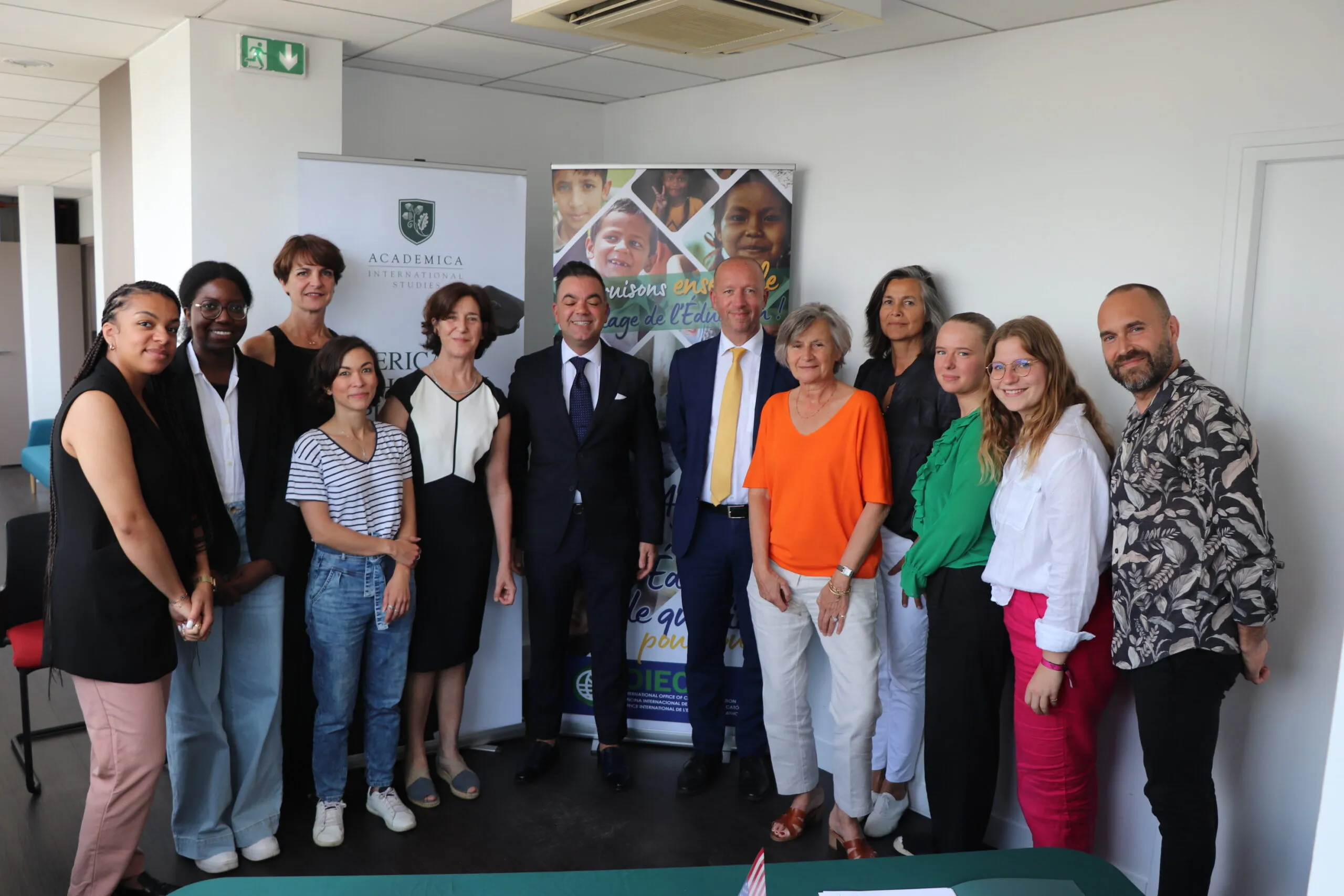 antonio l.roca et herve lecomte en compagnie de lequipe francaise dacademica international studies scaled