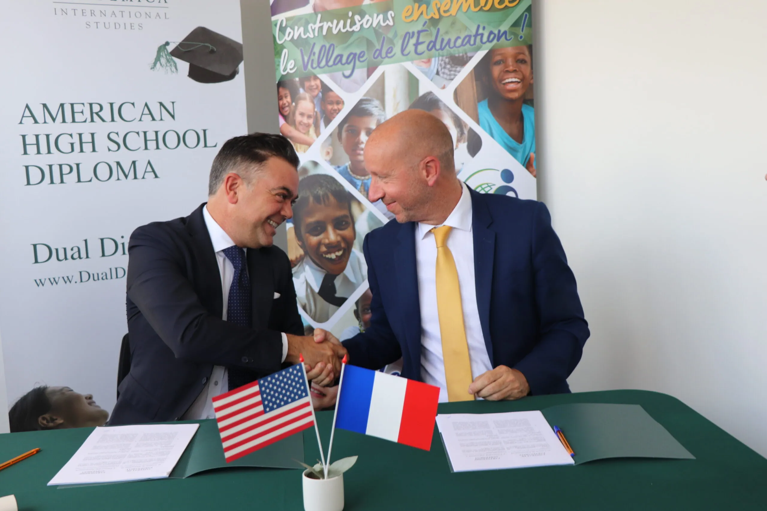 antonio l.roca et herve lecomte signature du partenariat entre academica international studies et loiec scaled