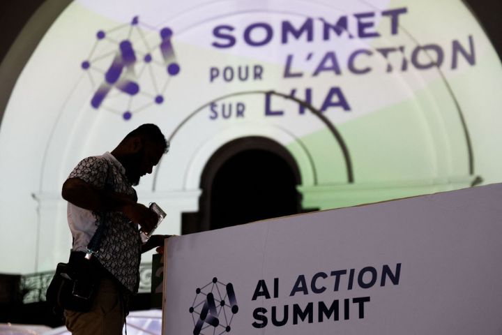 Visuel du Sommet pour l'Action sur l'IA (AI Action Summit), un événement dédié à l'intelligence artificielle. Logo avec un A stylisé et un réseau de points connectés sur fond bleu. Texte en français et en anglais soulignant l'importance de l'action dans l'IA